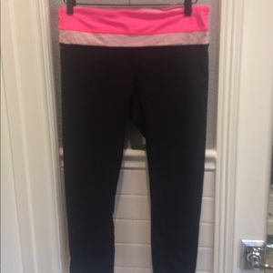 Lululemon Run Crop in Black/hot coral